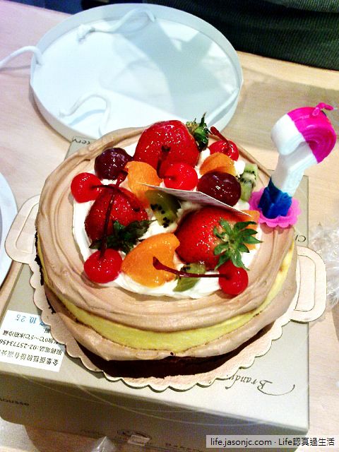 主播同事生日快樂：金葉水果蛋糕、白木屋巧克力慕斯蛋糕