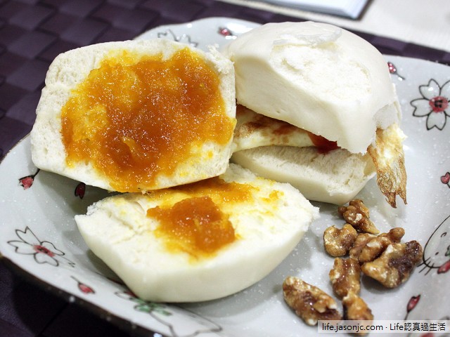 牛奶小饅頭包蛋佐芒果醬：飄著奶香的清爽早餐
