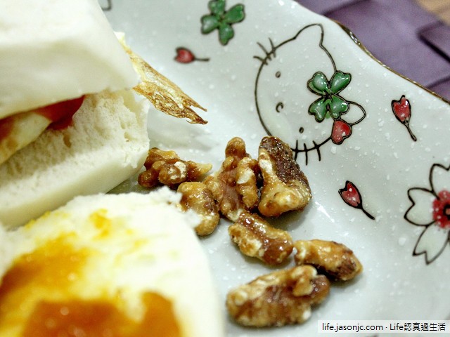 牛奶小饅頭包蛋佐芒果醬：飄著奶香的清爽早餐
