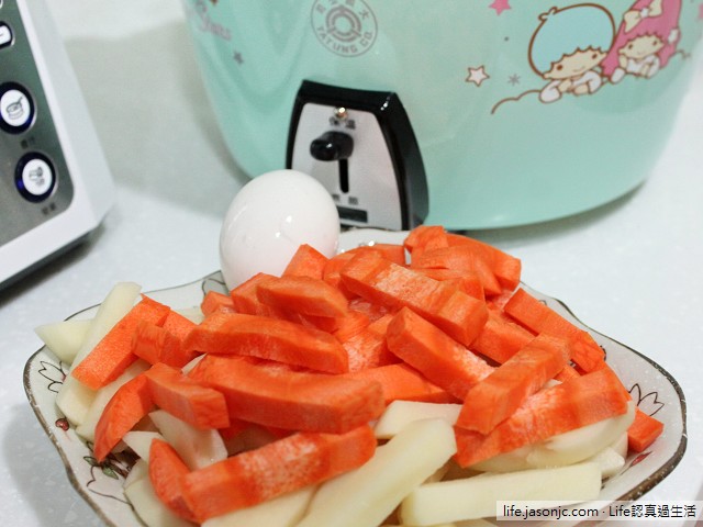 馬鈴薯紅蘿蔔拌微焦肉丁沙拉