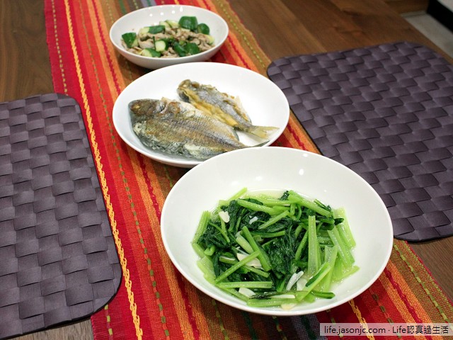 小黃瓜炒肉絲、鹹酥吳郭魚、黃花魚、清炒菠菜：三道家常料理帶來的愉悅時光