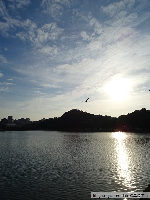 陽光燦爛、風光明媚的內湖碧湖公園
