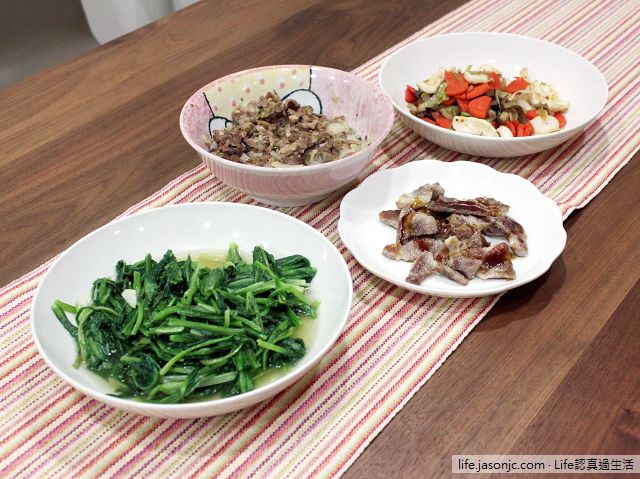 沙茶炒紅蘿蔔花枝、洋蔥蒸肉絲、嫩煎豬肉片、清炒菠菜