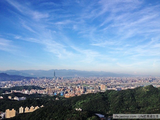 （內湖景點）碧山巖開漳聖王廟，五月十五，藍天白雲下的台北盆地