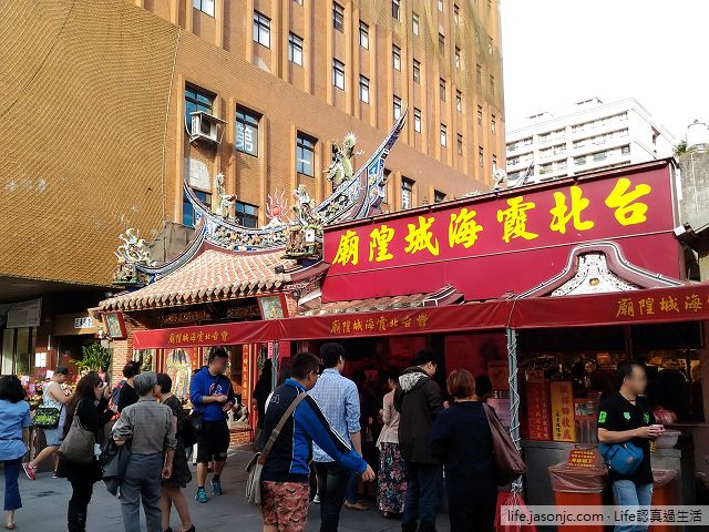 （大稻埕景點）台北霞海城隍廟，拜月老、喝平安茶
