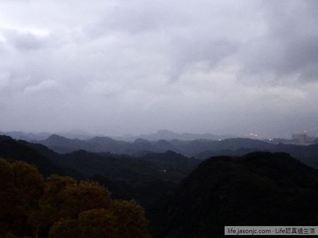 （內湖景點）碧山巖開漳聖王廟，十月十五下元節小雪，烏雲籠罩的下雨天