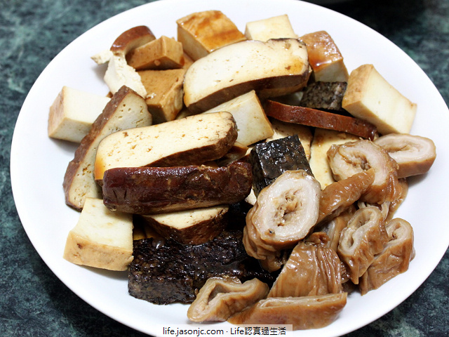 （米粉）筍絲肉羹米粉、肥腸豆干滷味、滷棒棒腿、阿母的純手工肉粽