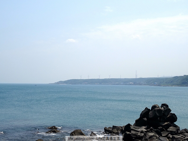 （北海岸景點）遠眺石門風力發電站（風車公園）巨大的紅白風車@富貴角公園